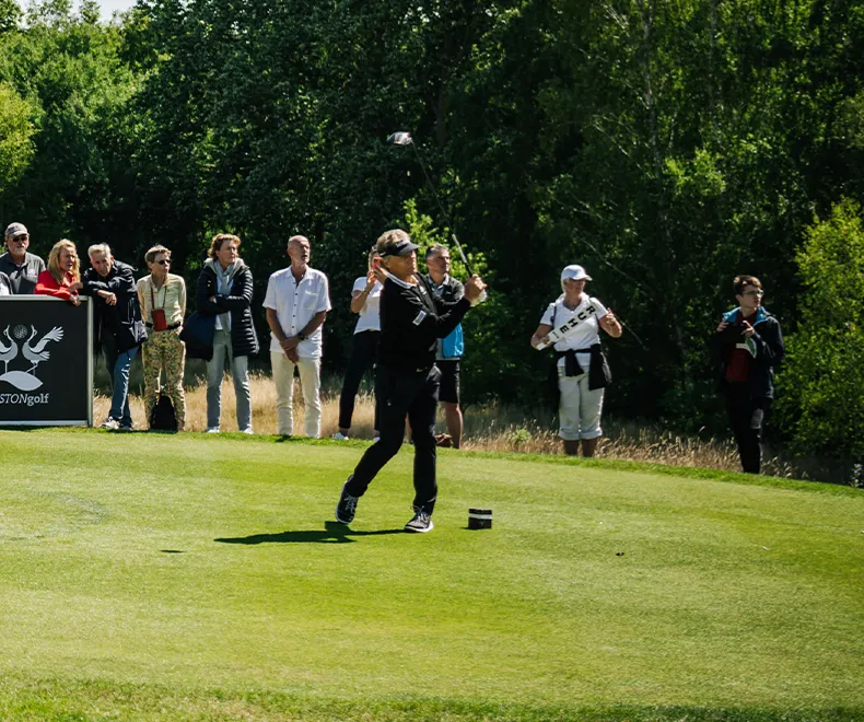 Bernhard Langer feiert Sieg bei den Winston-Golf Senior Open