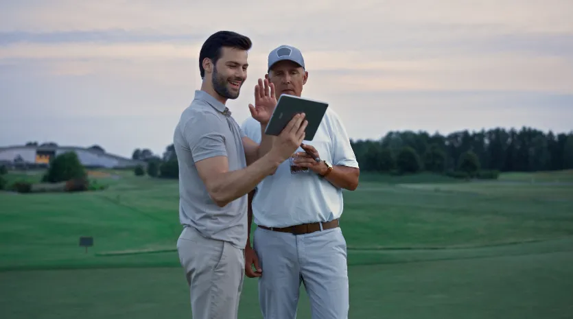 Das Golfspiel auf dem Platz mit Clou