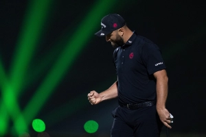 Jon Rahm beim Putt an Bahn 17