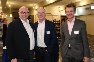 Strahlende Manager in dunklen Jacketts (v.l.): Markus Braband (Eichholz Immobilien GmbH), Dr. Gerald Kreuter (Science Park Kassel GmbH) und 
Lutz Jannasch (Agentur Exposed).