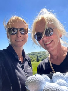 Marketing-Profis am Grün: Orga rund um den kleinen weißen Ball (v.l.): Nadine Schönewolf und Kerstin Dreyer-Herrmann.  