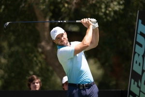 Laurie Canter beim Abschlag vom zweiten Tee bei den LIV Golf Andalucía