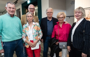 Die Kunst führt sie zusammen (v.l.):  Dieter Krause, Dr. Irene und Dr. Wilhelm Windeknecht, Wilfried und Margitta Leidreiter sowie Brigitte Lorig.
