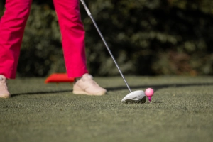 Golfball beim Abschlag
