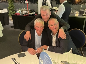 Fröhliches Trio: Die drei von der Tankstelle? Nein, sie haben nichts mit Super und Diesel zu tun. Unabhängig davon genossen (v.l.) Jürgen Lapp, Thomas Franke und Dirk May die abschließende Fete samt Buffet und Siegerehrung.