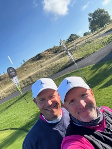 Selfie in der Sonne: Mit einer souveränen Leistung wiesen Axel Schirmak (vorn) und Oliver Pittschellis die Lokalmatadoren Jörg Bieshaar und Heinz Arend in die Schranken und gewannen mit sechs Schlägen unter Par.