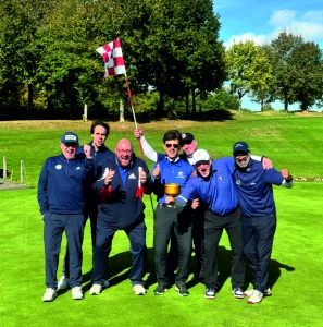 So sehen Sieger aus - Team USA jubelt über den gewonnenen Pokal (v.l.): Lutz Bonin, Dr. Benedikt Schultheis, Thomas Jost, Volker Höres, Oliver Stuhl, Axel Schirmak und Robert Seip.