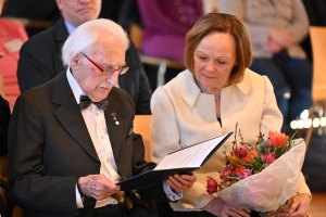 Dr. Leon Weintraub betrachtet seine Ehrung