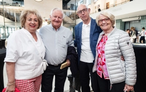 Auf der Suche nach dem passenden 
Kunstobjekt für die vier Wände (v.l.):  
Helga und Horst Himmler, Helmut und Barbara Klemme.