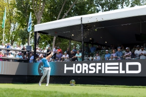 Sam Horsfield schlägt seinen Ball vom 15. Abschlag während des Viertelfinals der LIV Golf Team Championship Michigan