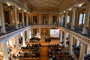 Ein Blick von Oben in der Aula am Wilhelmsplatz