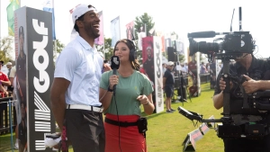 LIV Golf-Moderatorin Rachel Drummond interviewt TV-Persönlichkeit Matt James auf der Driving Range vor der Finalrunde der LIV Golf Chicago. 