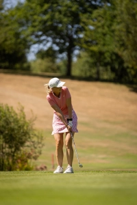 Andrea Nierling beim Putt an Grün 12