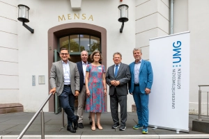 (v.l.n.r.): Dr. Ehsan Kangarani, Ehrenamtlicher Bürgermeister der Stadt Göttingen, Prof. Dr. Friedemann Nauck, Ehemaliger Direktor der Klinik für Palliativmedizin und erster Inhaber des Lehrstuhls für Palliativmedizin an der UMG, Prof. Dr. Heidrun Golla, Direktorin der Klinik für Palliativmedizin der UMG, Dr. Andreas Philippi, Niedersächsischer Sozial- und Gesundheitsminister, Prof. Dr. Michael P. Schön, Ständiger Vertreter des Vorstands Forschung und Lehre sowie Dekan für allgemeine ak