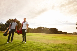 . Funktionale Golfhosen und -shorts bieten Bewegungsfreiheit und Komfort, ohne dabei den Stil zu vernachlässigen.
