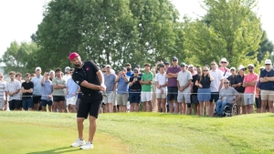Kapitän Jon Rahm von Legion XIII chippt auf dem ersten Grün während seiner 2-unter-Par-Finalrunde bei LIV Golf Chicago. 