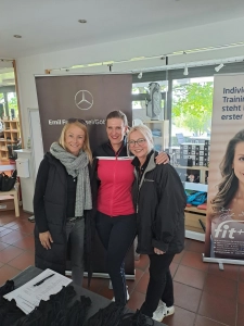 Trio im Clubhaus: Marketing- und Vertriebs-Managerinnen unter sich (v.l.): Nadine Schönewolf (li.) und Kerstin Dreyer Herrmann (re.) rahmen Miriam Donnert ein