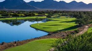 Die beeindruckende Kombination aus Wüstenlandschaft und strategisch platzierten Schattenbereichen macht TPC Scottsdale zu einem perfekten Ort für heiße Golfrunden.