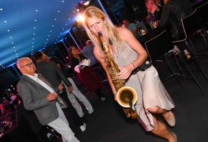 Saxophonistin Elisabeth Flämig vom Duo „Swing á deux“ zog musikalisch alle Register.