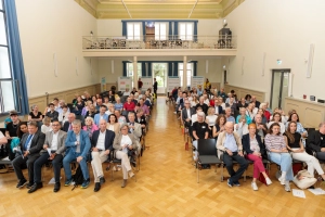 An verschiedenen Infostände auf dem Wilhelmsplatz konnten die Gäste Fragen stellen und sich mit Expert*innen rund um das Thema Palliativmedizin austauschen