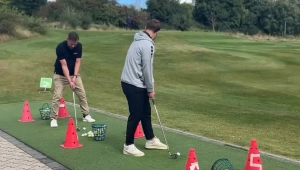 Beim Schnupperkurs gab es die ersten Schläge mit dem 7er Eisen an der Driving Range