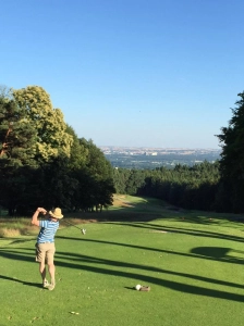 Abschlag mit Ausblick auf das Rhein Main Gebiet
