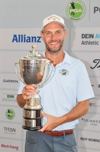 Marcel Haremza mit dem Siegerpokal