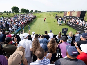 Josele Ballester vom Fireballs GC schlägt am ersten Loch ab, als er seine letzte Runde mit 69 Schlägen bei der LIV Golf Chicago beginnt