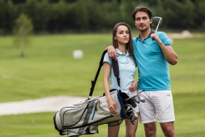 Moderne Golfkleidung von Marken wie Nike Golf, Adidas Golf und Under Armour setzt auf innovative Stoffe, die Schweiß ableiten und für ein angenehmes Tragegefühl sorgen.