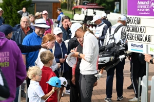 Helen Briem verteilt Autogramme