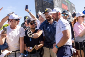 Immer Zeit für die Fans: Zwischen den Abschlägen macht Horsfield auch gerne Fotos mit den Fans