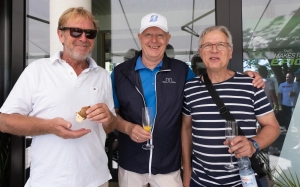 Auf der Clubhaus-Terrasse: Der Bad Arolser Helmut Quittek und Rainer Lomen (v.l.) gewannen das Nettoklassement. Unser Foto zeigt die beiden zusammen mit Uwe Stöcker, der sich am Schnupperkurs beteiligte.