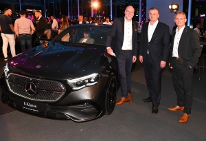 Angetan von den technischen Finessen des neuen Fahrzeugs (v.l.): Urban Hinz (Center- und Verkaufsleiter Emil Frey Kassel), Dr. Arnd Klein-Zirbes (Hauptgeschäftsführer der IHK Kassel-Marburg) und Detlef Barthelmes (Geschäftsführer Emil Frey Deutschland).