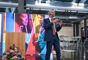 Unter dem Titel „Es wird Zeit, sich um 99 % statt nur um 1 % der Materie zu kümmern“ gab Prof. Dr. Wolfgang Viöl den rund 250 Gästen einen Einblick in die Plasmaforschung.