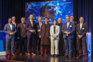  (von links): Hessens Wirtschaftsminister Kaweh Mansoori, IHK-Hauptgeschäftsführer Dr. Arnd Klein-Zirbes, HWK-Ehrenpräsident Heinrich Gringel, Hessens Kultusminister Armin Schwarz, IHK-Präsident Jörg Ludwig Jordan, Bundesbildungsministerin Bettina Stark-Watzinger, Ausbildungsleiterin Luisa Iske (Horizont Group GmbH), HWK-Präsident Frank Dittmar, Hessens Wissenschafts- und Kunstminister Timon Gremmels, HWK-Hauptgeschäftsführer Jürgen Müller und Felix Reuter (Fritz Reuter und Sohn GmbH),