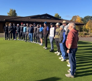 Beide Teams auf dem Oberaulaer Puttinggrün