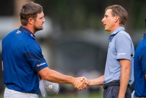 Bryson DeChambeau (Crushers) und Carlos Ortiz (Torque) gemeinsam am Putting-Green