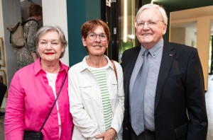 Jede Menge Drive rund um die gelungene Ausstellung (v.l.):  Doris und Hans-Dieter Müller rahmen Marianne Naumann-Boucsein ein.  
