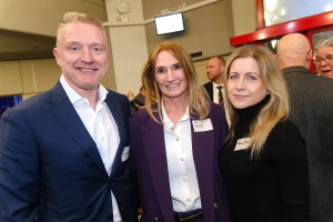 Assekuranz im Visier: Alexander Wild und Isabella Flatzek (beide Gothaer Bezirksdirektion Wild) rahmen Tanja 
Denk (Denk GmbH & Co. KG) ein.