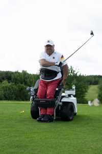 Vom individuellen Rollstuhl für den Golfplatz zur Businessidee: Im Jahr 2002 gründete er die Firma PowerBaseTec.