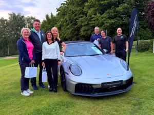 Geschäftsführerin Katharina Stein (4.v.l.) überreichte den GewinnerInnen hochwertige Preise aus der Porsche-Collection.