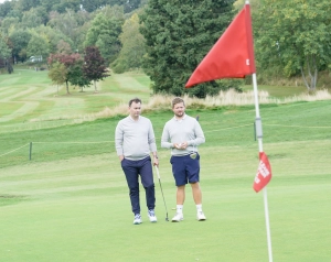 Sieger Henning Hocke rechts beim Putten