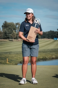 Die glückliche Gewinnerin Shannon Tan mit der Tophy in der Hand