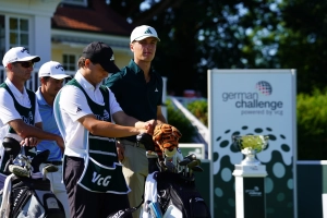 Tiger Christensen gemeinsam mit seinem Caddy