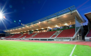 Große Herausforderungen willkommen:  Markante Projekte aus dem umfangreichen Portfolio der Kreativen: An der Haupttribüne des Kasseler Auestadions engagierten sie sich ebenso wie beim Airbus-Komplex in Immendingen und den gewaltigen Logistik-Bauten OTC3 sowie OTC4 des Volkswagen-Konzerns in Baunatal.
